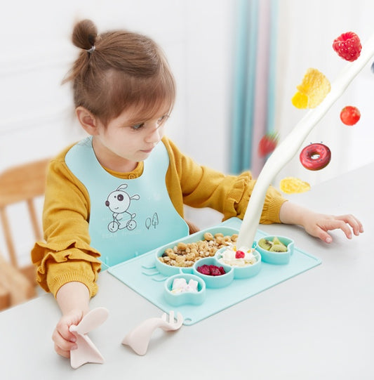 Baby learning feeding dishes